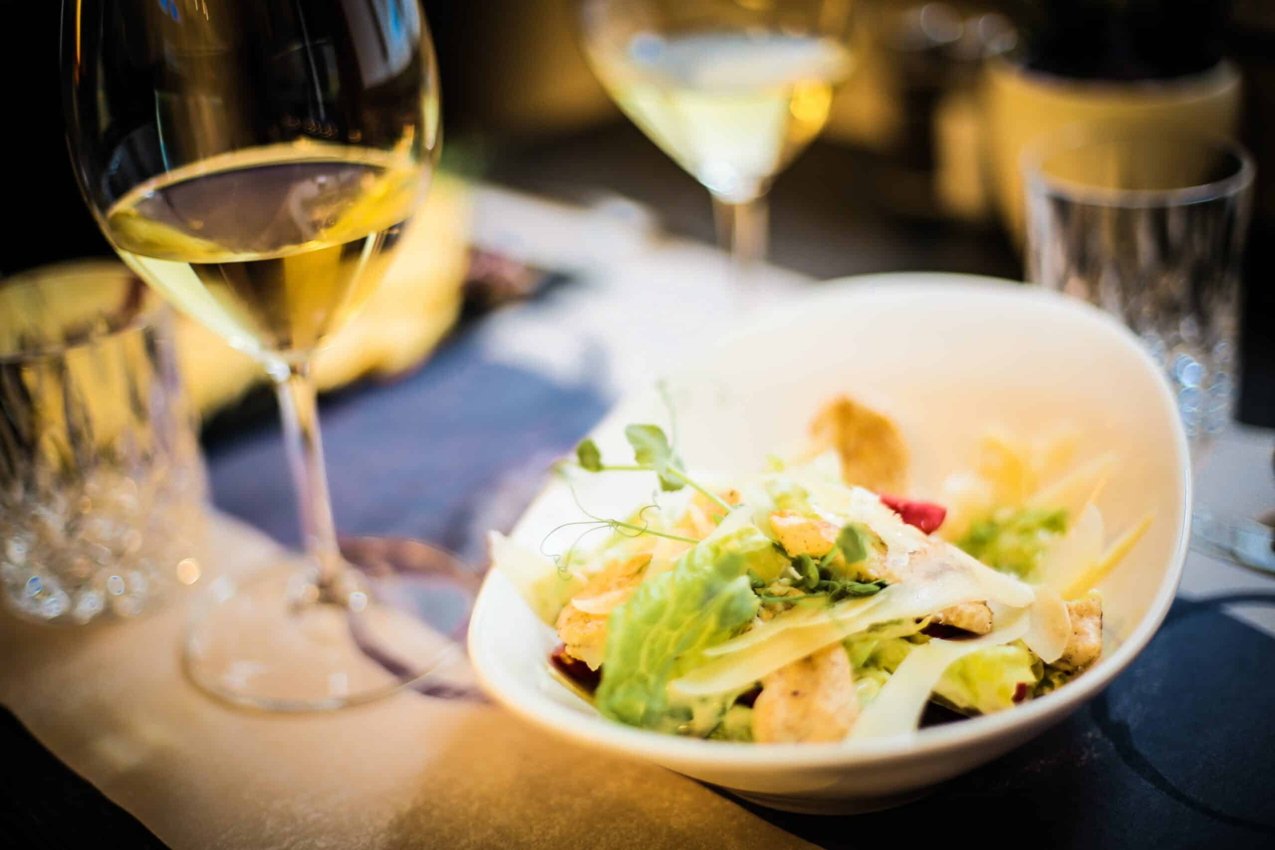 Plato de pescado con vino
